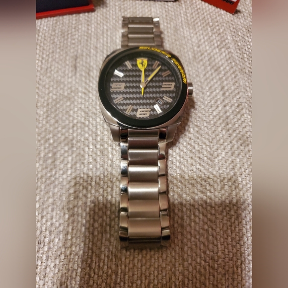 Ferrari Scuderia Watch - Picture 4 of 7
